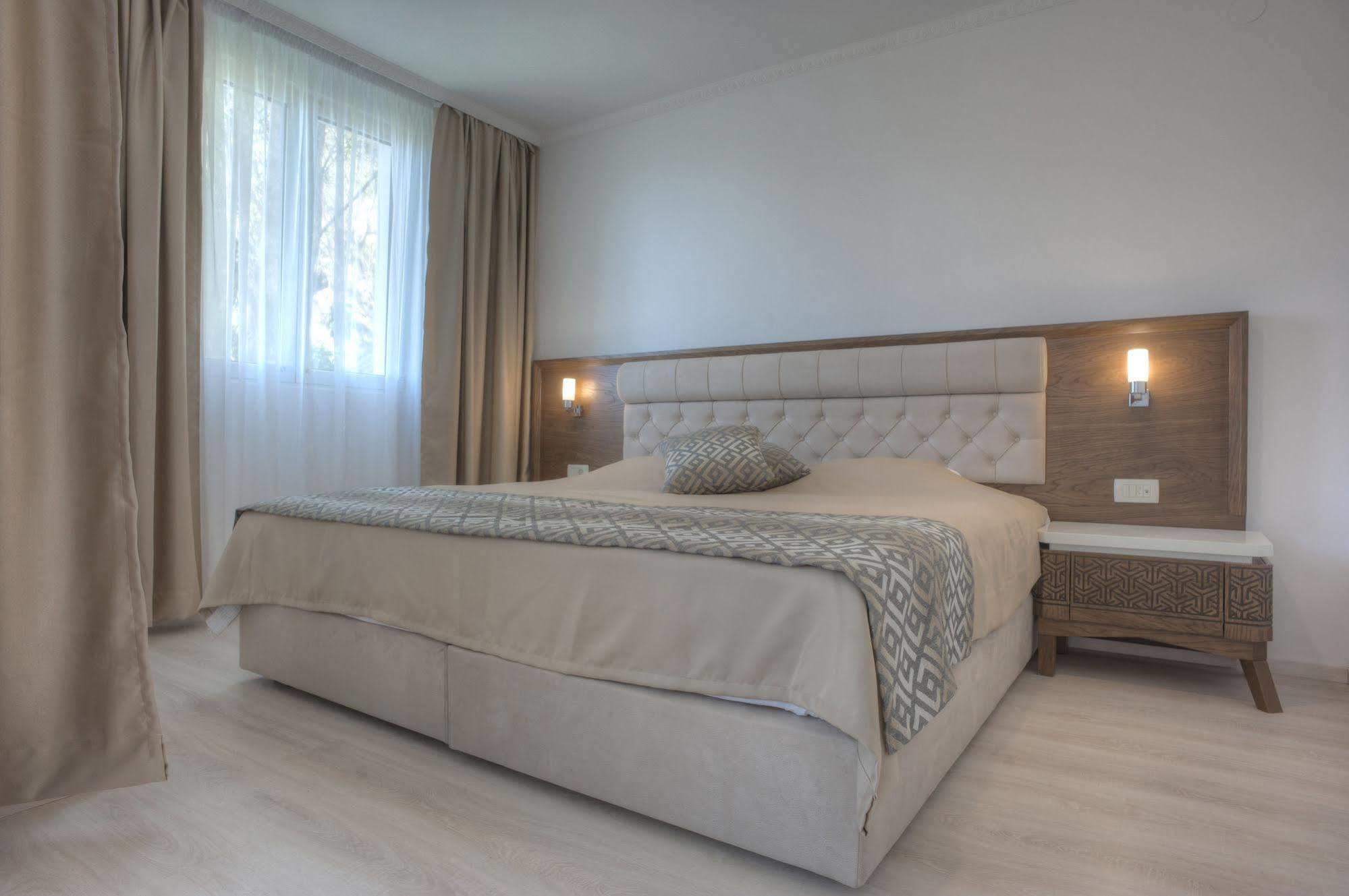 Adrovic Hotel 3*